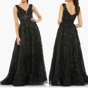 NWT $798 Mac Duggal size 14 black floral Embroidered Illusion V-Neck Gown Black